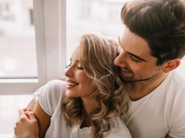 4 Ways To Blossom A Relationship With An Aquarius Man Into A Full-Fledged Love